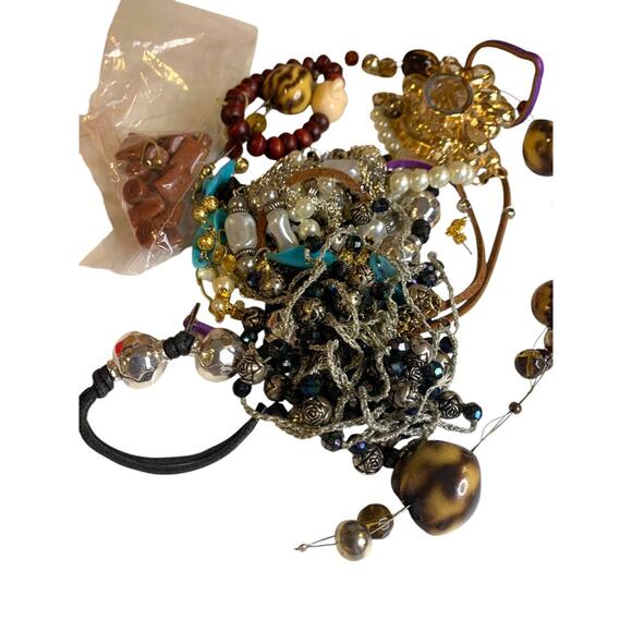 Lot H of Broken Scrap Assorted Jewelry Pieces Crafting Art 12.1 ounces - Picture 3 of 9